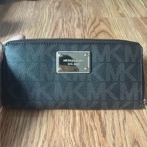 Michael Kors Jet Set Travel Large Logo Wallet